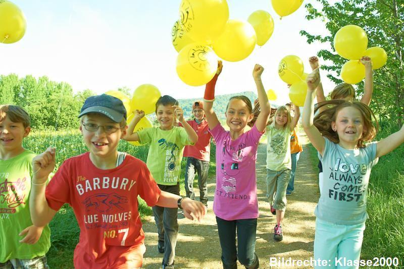 Klasse2000: Kinder mit Luftballons